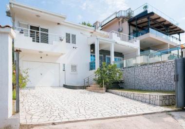 Villa 200 m2 à Šušanj, Bar avec piscine, garage et vue panoramique sur la mer