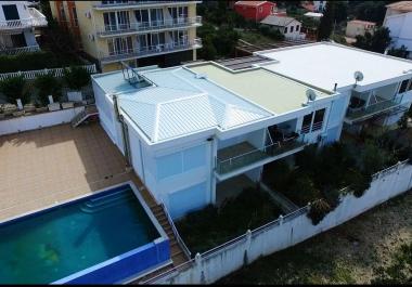 La maison de ville de deux étages de 220 m2 avec grande piscine à 25 m de la mer