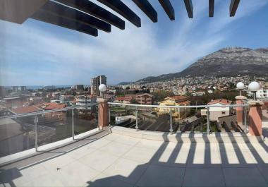 Moderna casa a tre piani nel sobborgo più vicino di Bar con vista mare