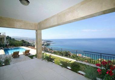 Hermosa villa moderna de 3 dormitorios en Dobra Voda con vistas panorámicas al mar y piscina