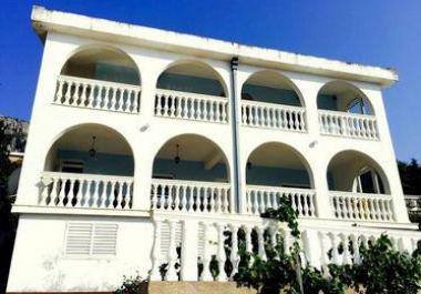 Hermosa casa de 3 dormitorios con vistas panorámicas al mar y piscina