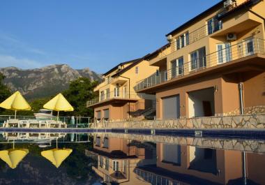 Grand appartement avec terrain, garage et piscine au Bar dans la résidence Monteray