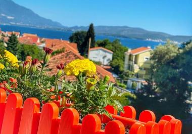 Big 3 sobe stanovanje v Bijeli, Herceg Novi s pogledom in parkirišče