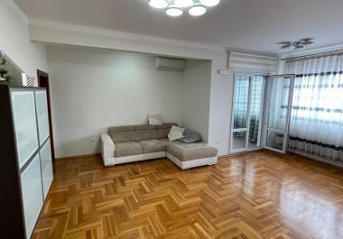 Gran apartamento con 2 dormitorios y sala de estar en Bar a 700 m del mar