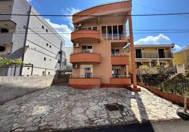 Mini hôtel à trois magasins à Dobra Voda 13 chambres avec vue sur la mer à côté de la plage