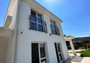 Dos casas nuevas en Uteha con vistas al mar junto a la playa