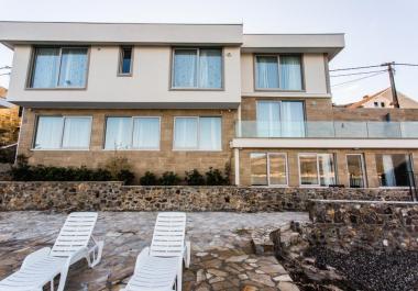 Luksuzna obiteljska vila s privatnom plažom i panoramskim pogledom na Tivatski zaljev