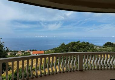 Lussuosa villa di 3 piani con splendida vista sul mare e piscina