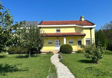 Maison isolée au Monténégro avec piscine, verger, accès à la rivière