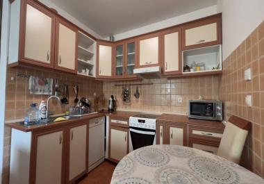 Apartament simpatik i mobiluar 60 m2 pranë detit Në Petrovac