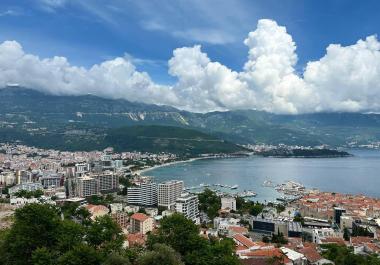 Apartamento con vistas al mar de 42 m2 en Budva, amueblado junto a las playas