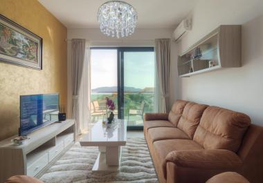 Superbe appartement vue mer et montagne 51 m2 à Bečići à 500 m de la plage