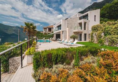 Lujosa villa de 6 habitaciones en primera línea con vistas al mar y piscina en Morinj, Kotor