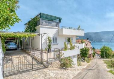 Luxueuse villa de 2 étages avec vue sur la mer à Herceg Novi avec piscine et terrasse