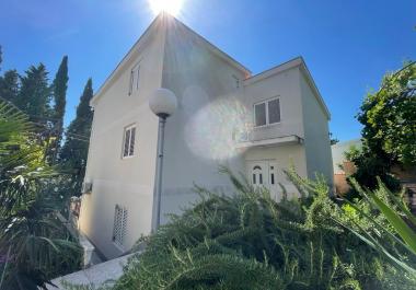 Splendida casa vista mare con giardino di frutta a Sutomore. Da vedere!