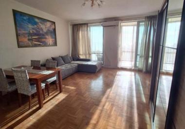 Apartman s pogledom na more površine 68 m2 u baru, Crna Gora, samo 100 metara od mora