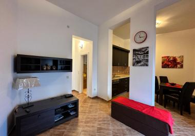 Apartament komod me 2 dhoma 42 m2 Ne Sutomore me toke 20 n2 vetem 500 m ne det