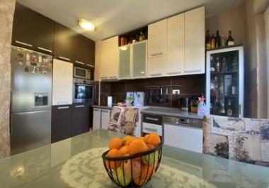 Apartament mahnitës duplex 3 dhoma gjumi në Podgoricë në katin e tretë