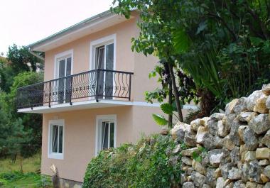 Maison de 2 étages avec vue sur la mer à vendre à Prčanj, baie de Boka-Kotor