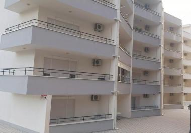 Zapanjujući apartman s pogledom na planine površine 33 m2 u Bečićima, samo nekoliko koraka od mora