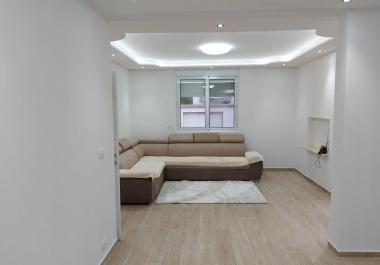 Sanjski apartma 100m2 v baru s 3 sobami in teraso