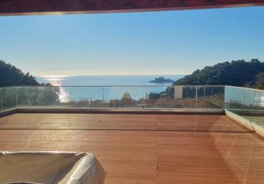 Lujoso ático de 202 m2 en Petrovac con vistas al mar y terraza en la azotea