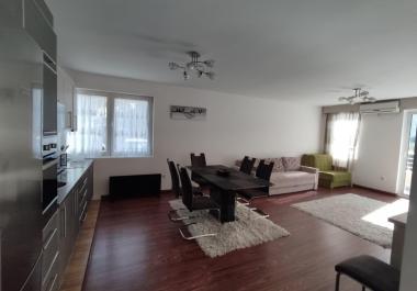 Apartament i ri me pamje nga deti 65 m2 me pishinë Në Petrovac-plotësisht i mobiluar