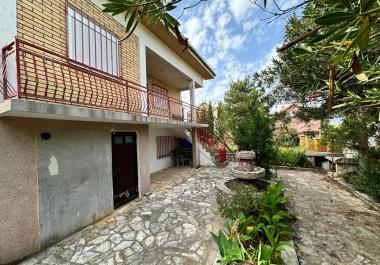 Pequeña casa familiar de 100 m2 en Dobra Voda, Montenegro