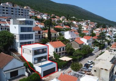 Lujosa villa nueva en Krashichi con piscina a 10 pasos del mar