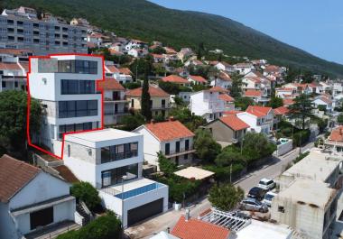 Lujosa villa con vistas al mar en Krashichi con piscina a 20 pasos de la playa