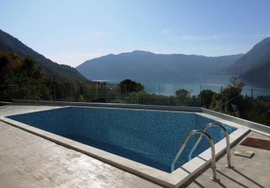 Lussuosa villa confortevole a Risan con splendida vista sul mare in vendita