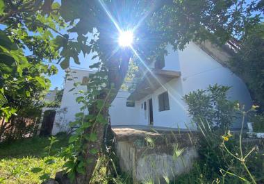 Élégante maison de 2 étages avec vue imprenable sur la mer à Sutomore