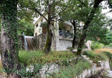 Charmante maison de 4 chambres avec immense terrain et vignoble à Virpazar