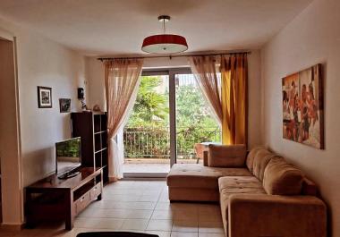 Apartament simpatik me 2 dhoma gjumi me tarracë Në Petrovac