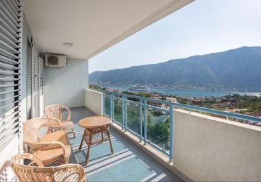 Studio panoramike me pamje nga deti 46 m2 me tarracë Në Kotor