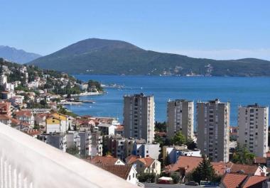 Panoramski apartman s 3 spavaće sobe i pogledom na more u Herceg Novom s kaminom i garažom