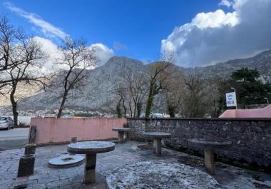 Kommerecial ose restorant hapësirë Në Kotor për shitje me pamje nga deti tarracë