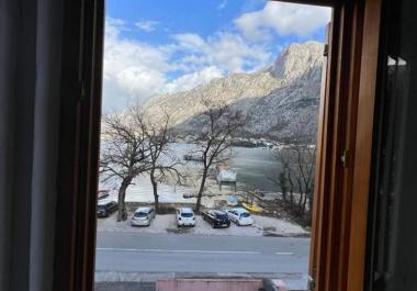 Penthouse à couper le souffle avec vue sur la mer à Kotor, Muo à 20 pas du rivage