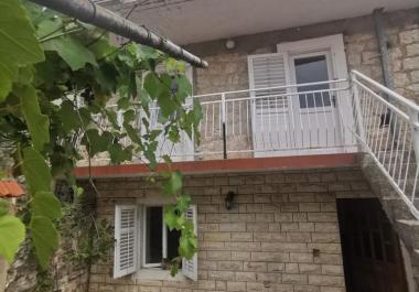 Zapanjujuća kamena kuća površine 90 m2 s pogledom na more u Lepetanu s privatnim vrtom