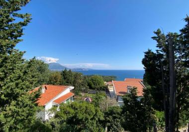 casa de 3 plantas con vistas al mar en Sutomore