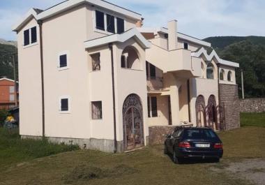 Mini Hotel površine 700 m2 u Laću s velikim zemljištem, slikovita Dolina Grbal