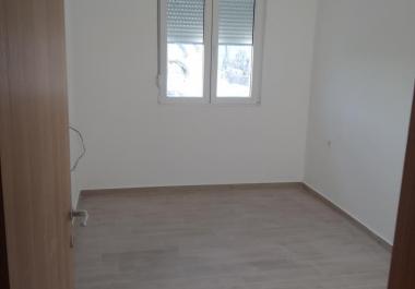 Apartament bregdetar me cilësi të re me tarracë dhe pamje nga deti Në Sutomore