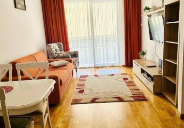 Moderný apartmán s výhľadom na more 55 m2 v Becici s veľkou terasou