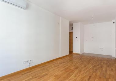 Bájos tengerparti apartman 43 m2 Becici hegyre néző