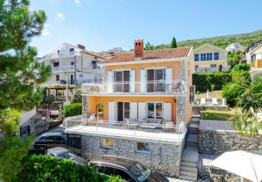 Superbe villa de 142 m2 à Krasici à seulement 60m de la mer avec vue panoramique