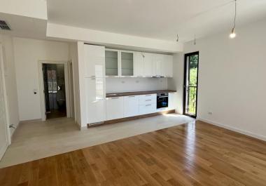 Exkluzívny apartmán s vysokým stropom Tivat 48 m2 neďaleko Porto Montenegro