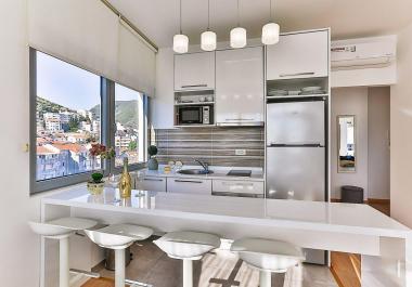 Apartament mahnitës me 2 dhoma gjumi 57 m2 në Budva vetëm 200 m nga deti