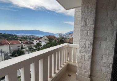 Apartament mahnitës me pamje nga deti në Tivat në ndërtim të ri në vendin kryesor