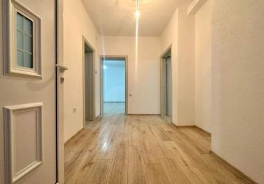 Osupljiv apartma s pogledom na morje 116 m2 s teraso v Tivatu