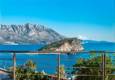 Impresionante ático con vistas al mar junto al casco antiguo de Budva con acceso a la piscina